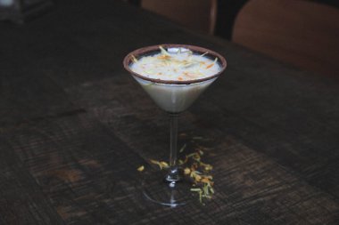 Lokantadaki masada alkol kokteyli.