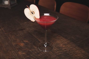 Lokantadaki masada alkol kokteyli.