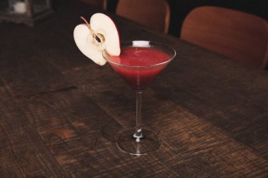 Lokantadaki masada alkol kokteyli.