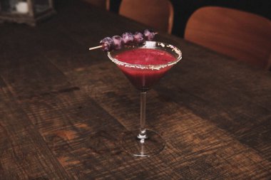 Lokantadaki masada alkol kokteyli.