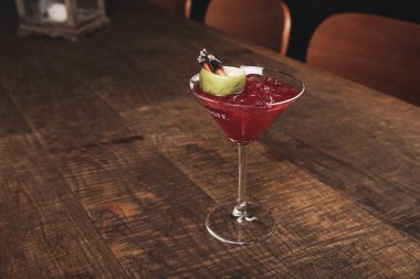 Lokantadaki masada alkol kokteyli.