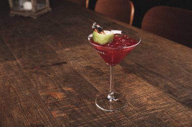 Lokantadaki masada alkol kokteyli.