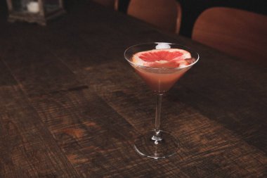 Lokantadaki masada alkol kokteyli.