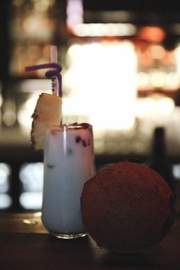 Lokantadaki masada alkol kokteyli.