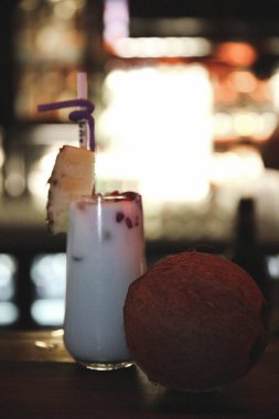 Lokantadaki masada alkol kokteyli.