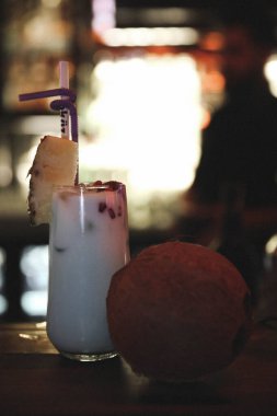 Lokantadaki masada alkol kokteyli.