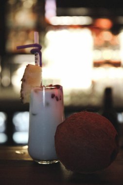 Lokantadaki masada alkol kokteyli.