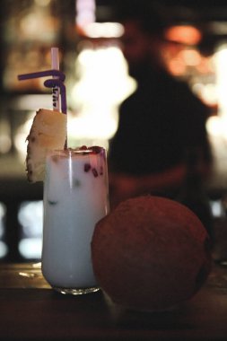 Lokantadaki masada alkol kokteyli.