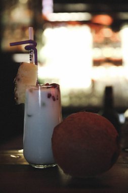 Lokantadaki masada alkol kokteyli.