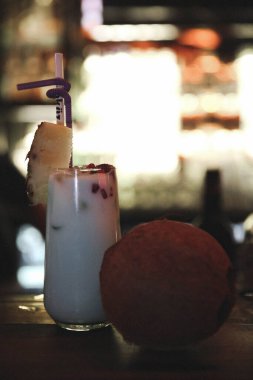 Lokantadaki masada alkol kokteyli.