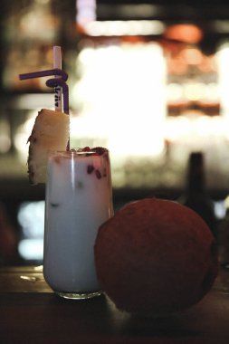 Lokantadaki masada alkol kokteyli.