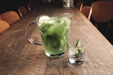 Lokantadaki masada alkol kokteyli.