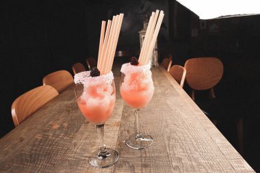 Lokantadaki masada alkol kokteyli.