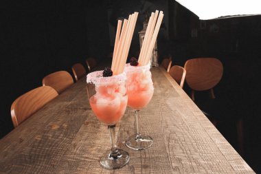 Lokantadaki masada alkol kokteyli.