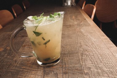 Lokantadaki masada alkol kokteyli.