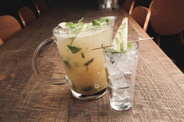 Lokantadaki masada alkol kokteyli.