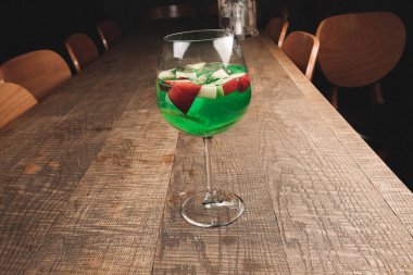 Lokantadaki masada alkol kokteyli.