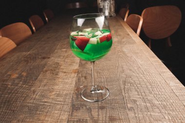 Lokantadaki masada alkol kokteyli.