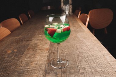 Lokantadaki masada alkol kokteyli.