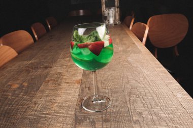 Lokantadaki masada alkol kokteyli.