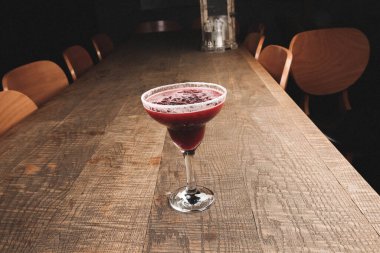 Lokantadaki masada alkol kokteyli.