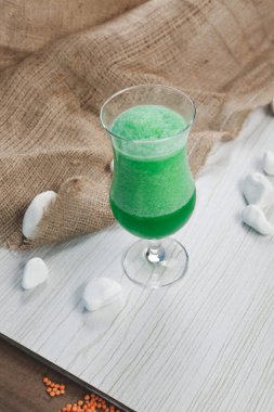 Lokantadaki masada alkol kokteyli.