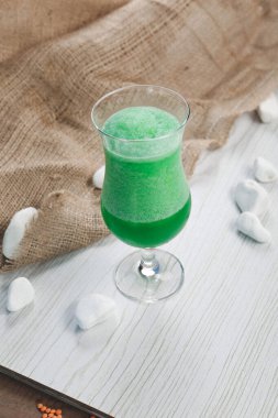 Lokantadaki masada alkol kokteyli.