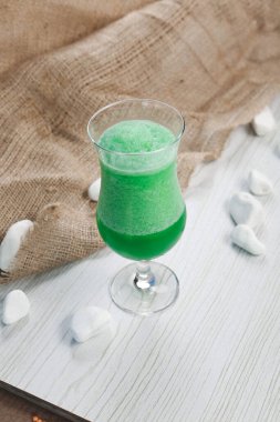 Lokantadaki masada alkol kokteyli.