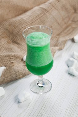 Lokantadaki masada alkol kokteyli.