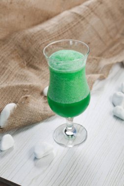 Lokantadaki masada alkol kokteyli.