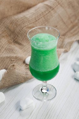 Lokantadaki masada alkol kokteyli.