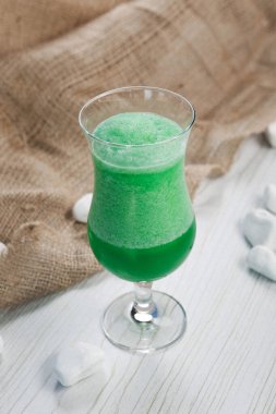 Lokantadaki masada alkol kokteyli.