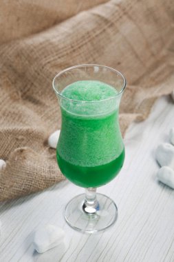 Lokantadaki masada alkol kokteyli.