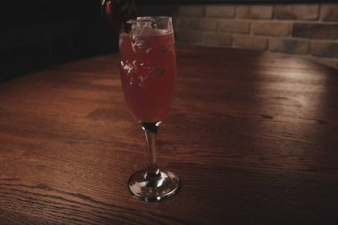 Lokantadaki masada alkol kokteyli.