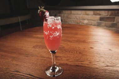 Lokantadaki masada alkol kokteyli.