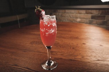 Lokantadaki masada alkol kokteyli.