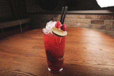 Lokantadaki masada alkol kokteyli.