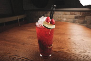 Lokantadaki masada alkol kokteyli.