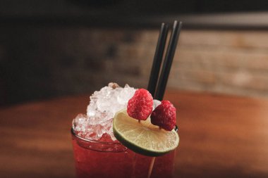 Lokantadaki masada alkol kokteyli.