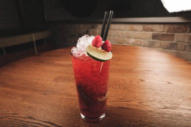 Lokantadaki masada alkol kokteyli.