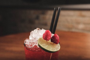 Lokantadaki masada alkol kokteyli.