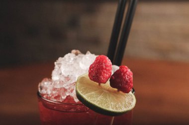 Lokantadaki masada alkol kokteyli.