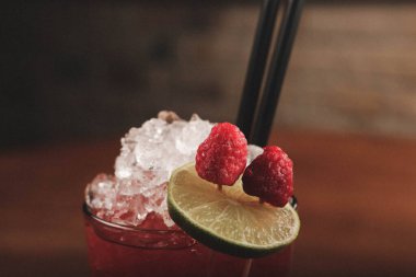 Lokantadaki masada alkol kokteyli.