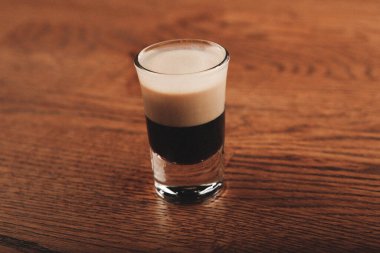 Lokantadaki masada alkol kokteyli.