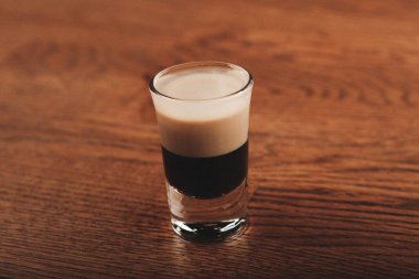 Lokantadaki masada alkol kokteyli.