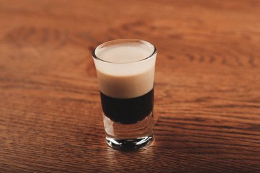 Lokantadaki masada alkol kokteyli.