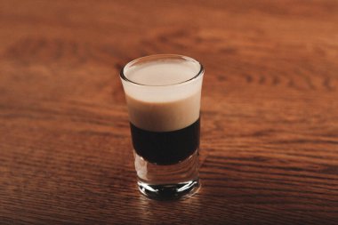 Lokantadaki masada alkol kokteyli.