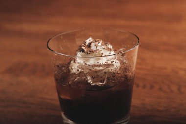 Lokantadaki masada alkol kokteyli.