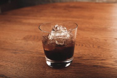 Lokantadaki masada alkol kokteyli.