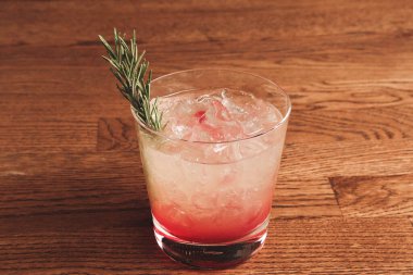 Lokantadaki masada alkol kokteyli.